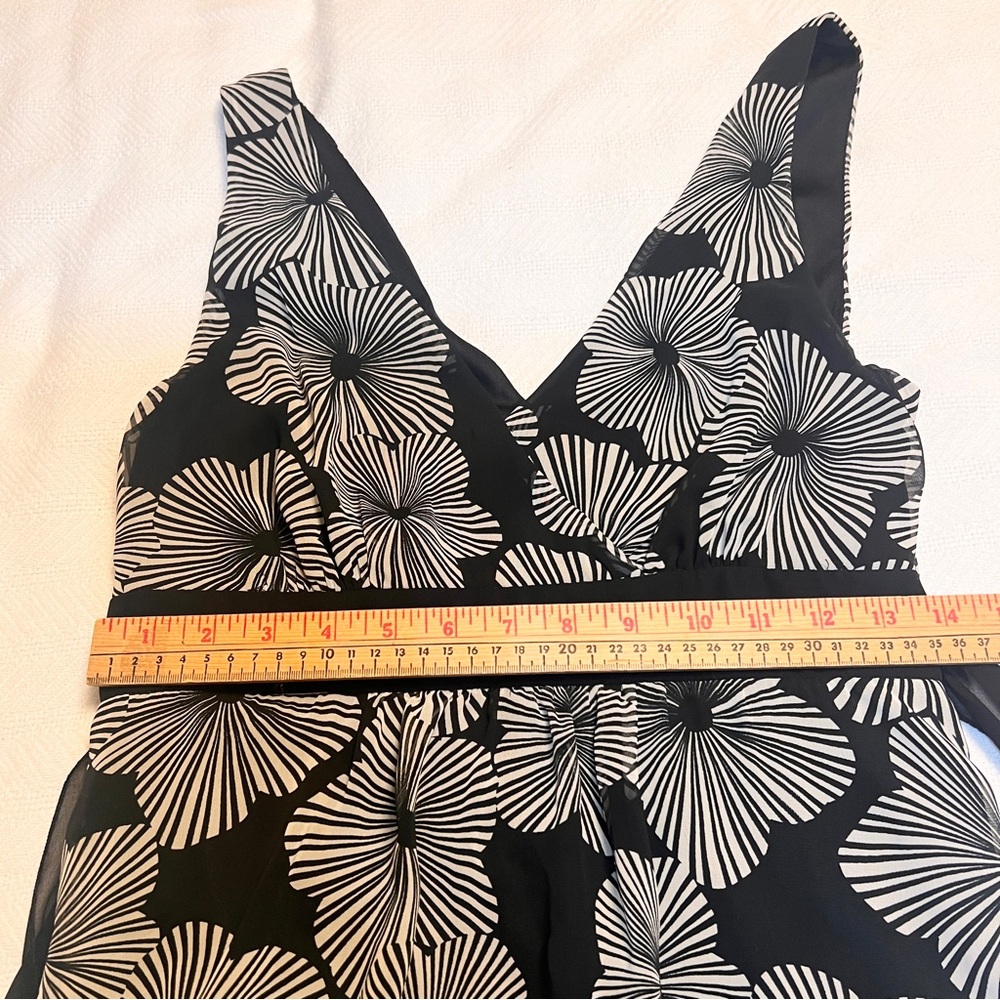 Black & White Floral Fit & Flare Dress Size 8 37” length Classic - Picture 9 of 10